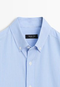Lichtblauw en wit smal gestreept overhemd met knopen, met een geknoopte kraag en een merklabel aan de binnenkant van de kraag.