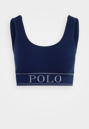 Jūras spēku ribota pārgaba augšdaļa ar platām siksnām un noapaļotu kakla izgriezumu. Iezīmē kontrastējošu pelēku "POLO" logotipu elastīgajā joslā apakšā.