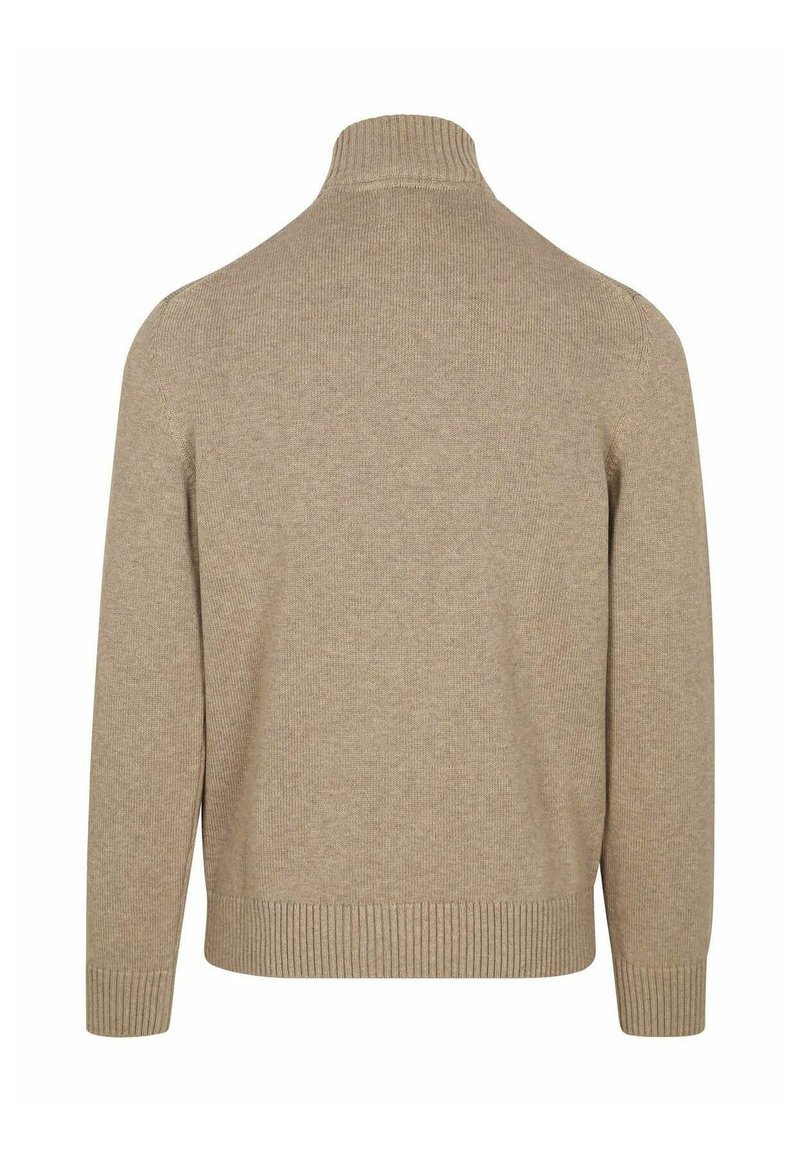 Beige tröja med hög hals, stickad textur och ribbade muddar och fåll. Enkel design med fokus på komfort och värme.