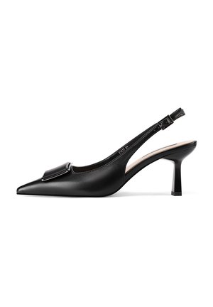 Sandal con tacco nero in pelle, con punta affusolata, dotata di una fibbia decorativa e un tacco a blocco di media altezza. Texture liscia con accenti lucidi.