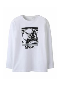 Baltas ilgomis rankovėmis marškinėlis su juodu astronauto grafiniu atvaizdu, horizontaliomis linijomis ir tekstu "NASA" apačioje. Pagamintas iš minkštos medvilnės medžiagos.