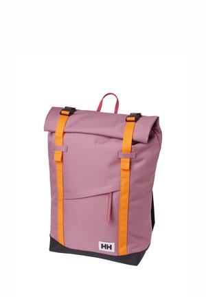 Paarse rugzak met oprolbare bovenkant, oranje riemen, zwarte onderkant, voorvak en "HH"-logo rechtsonder.