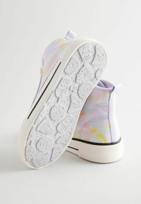 Fioletowe sneakersy typu high-top z kanwy w stylu tie-dye, z teksturowaną białą gumową podeszwą, ozdobione wesołymi wzorami. Czarna linia wzdłuż krawędzi podeszwy.
