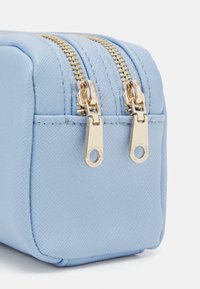 Guess DOUBLE ZIP - Neceser - sky