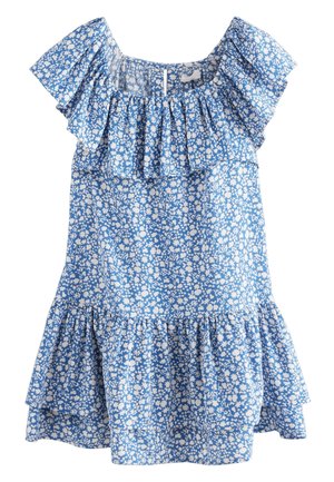 Robe bleue à motif floral blanc, encolure à volants épaules dénudées et jupe à étages, présentée sur fond blanc.