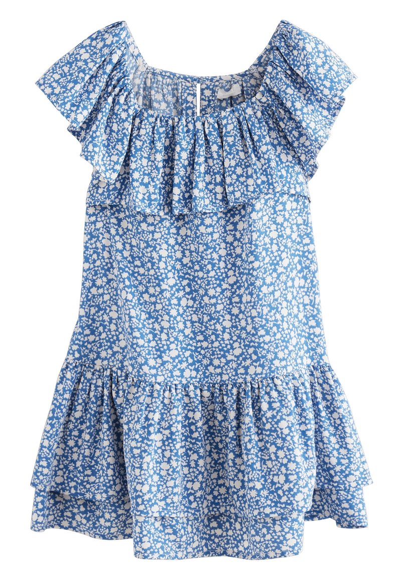 Robe bleue à motif floral blanc, encolure à volants épaules dénudées et jupe à étages, présentée sur fond blanc.