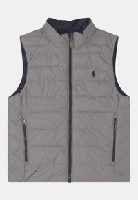 Světle šedá bezrukávová vesta, má vysoký límec, prošívaný design, námořnické akcenty a dvě kapsy na zip po stranách.