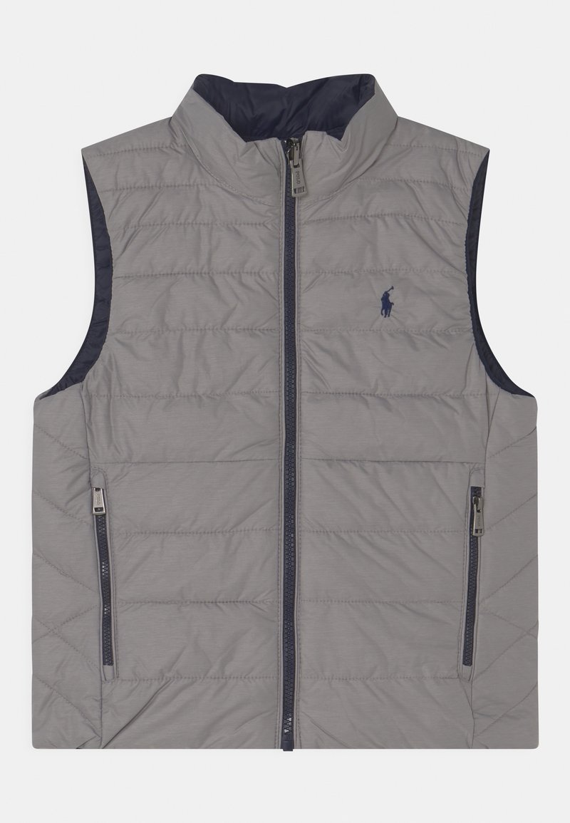 Světle šedá bezrukávová vesta, má vysoký límec, prošívaný design, námořnické akcenty a dvě kapsy na zip po stranách.