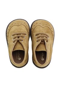 Zapatos de ante de color marrón claro con un diseño de brogue, que presentan una puntera redonda, cordones marrones y una suela texturizada. Sin marcas visibles en el interior.
