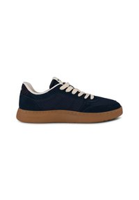 Scarpe sportive blu navy con tomaia in rete e suede, lacci color crema, suola in gomma marrone e dettagli sul tallone testurizzati. Presentano cuciture minime.