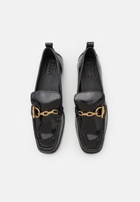 Zwarte patenten leren loafers met een gouden kettingaccent, platte zool, ronde neus en een achtertab voor gemakkelijker aantrekken. Gladde textuur overal.
