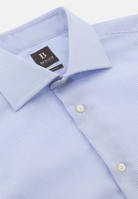 Lichtblauw en wit gestreepte shirt met een button-down kraag, twee knopen aan de voorkant en een label met de tekst 'BOGGI MILANO', in een regular fit ontwerp.