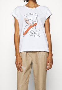 Cream T-shirt med print - white