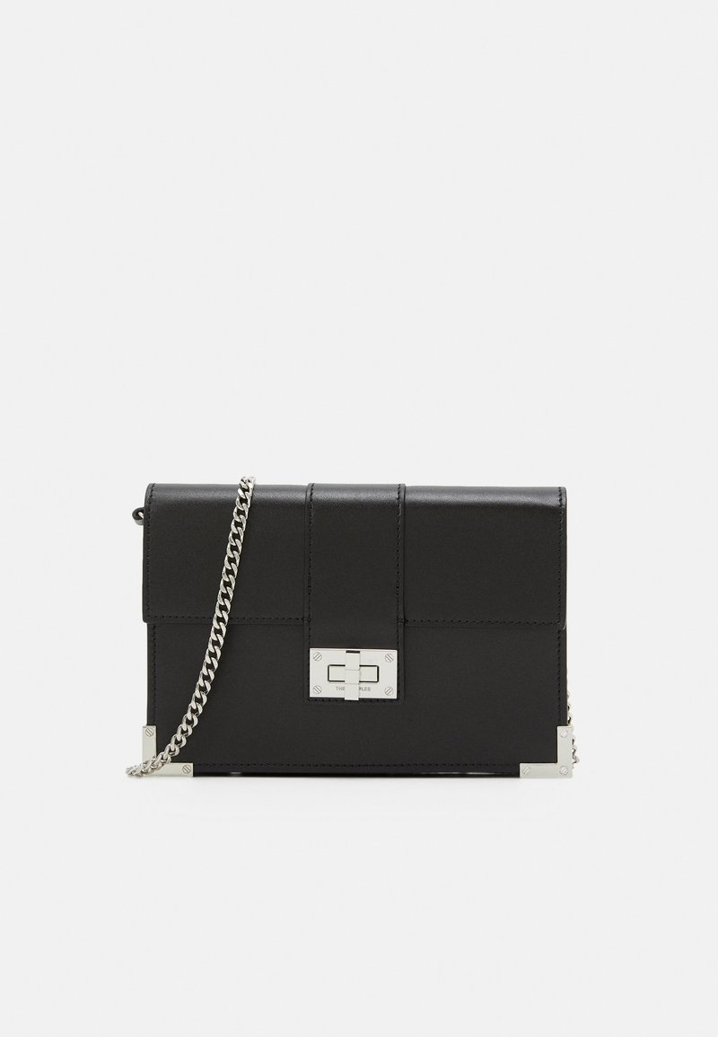 Borsa sintetica nera con alette, hardware argento, tracolla a catena, forma rettangolare e accenti quadrati negli angoli inferiori.