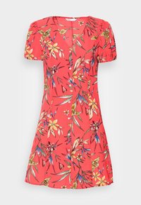 Robe corail avec des manches bouffantes courtes, décolleté en V, imprimé floral en jaune, vert et bleu, dotée d'une fermeture à boutons à l'avant et d'une texture de tissu douce.