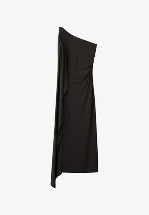 Crna večernja haljina s jednim ramom i asimetrično naboranim tkaninama koje se protežu od ramena do ruba.