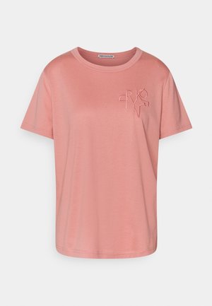 Różowy t-shirt z krótkim rękawem wykonany z miękkiego materiału, z okrągłym dekoltem i haftowanym wzorem na lewej piersi.