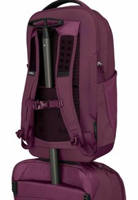 Sac à dos violet Osprey avec des bretelles réglables, un panneau arrière en maille et une poignée rétractable. Comprend des poches latérales et des fermetures à glissière lisses.