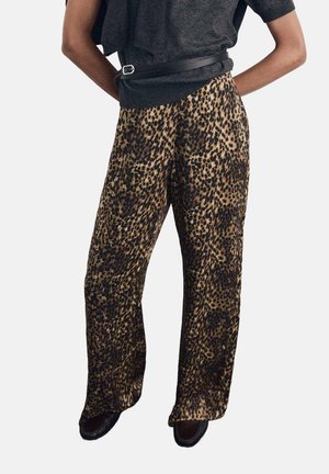 Pantalones de pierna ancha en estampado de leopardo marrón y negro, con una textura suave, cintura elástica y una silueta fluida.