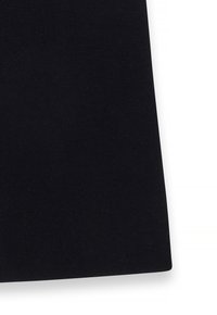 Črna krilo iz mehkega, fleksibilnega blaga. Ima gladko teksturo, ravno rez ter brez vidnih vzorcev ali okraskov.