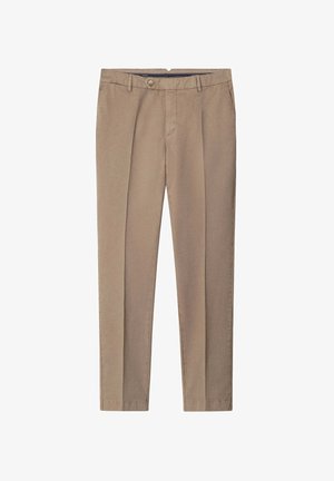Beige chinos dengan desain front-flat, dua saku samping, penutupan kancing, dan kain katun yang halus. Bentuk kaki menyempit, tanpa pola yang terlihat.