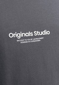 Jack & Jones JORVESTERBRO CREW NECK - Printtipaita - iron gate
