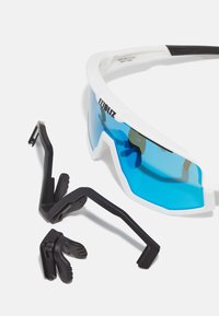 Ochelari de soare sport cu ramă albă și lentile albastre. Include pernuțe de nas ajustabile negre și brațe pentru un fit personalizat.