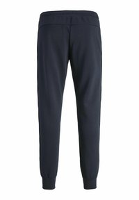 Pantalons de jogging marine avec une coupe fuselée, taille élastique et poignets. Texture de tissu lisse et détail de couture subtil à l'arrière.