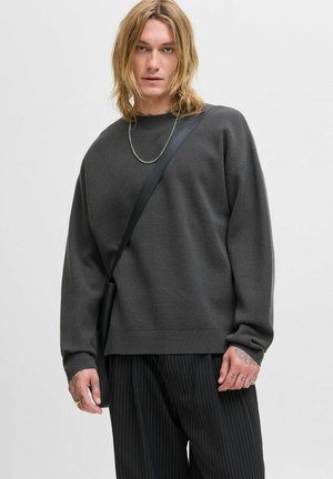 MIT RUNDHALS - Strickpullover - volcanic ash