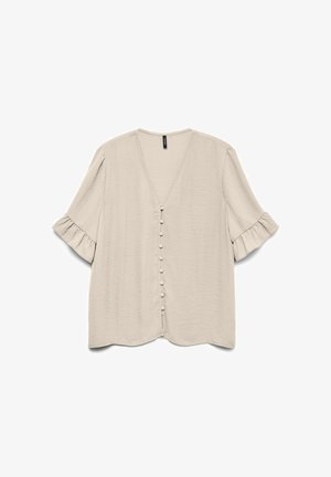 Blouse beige à col en V avec manches courtes à volants et boutons recouverts de tissu sur le devant, présentée sur un fond blanc.