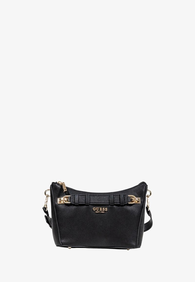 Bolso de mano de imitación cuero negro con un diseño estructurado, adornos de hardware dorado, cierre con cremallera y correa de hombro desmontable. Logo de la marca visible.