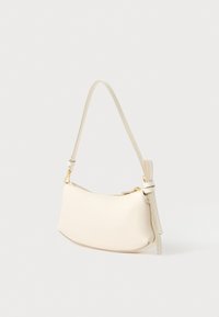 Valge nahast õlakott kõveriku disainiga, tekstureeritud viimistluse, reguleeritava sangaga ja tõmblukuga sulgumisega. Kullast veekindlad detailid.