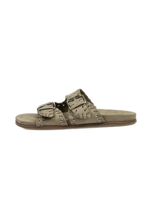 Sandalias de ante marrón con dos hebillas ajustables, detalles metálicos y perforaciones a lo largo de las correas. Suela plana, estilo casual.