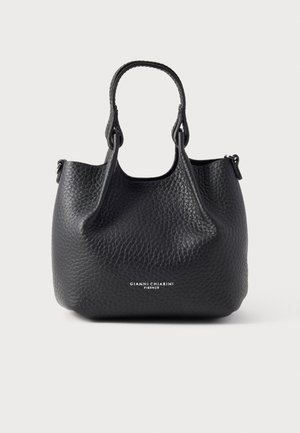 Melna ādas rokassoma ar akmeņaina faktūras virsmu, apaļu formu, divām īsām rokturiem, sudraba detaļām un reljefizētu logotipu priekšpusē.