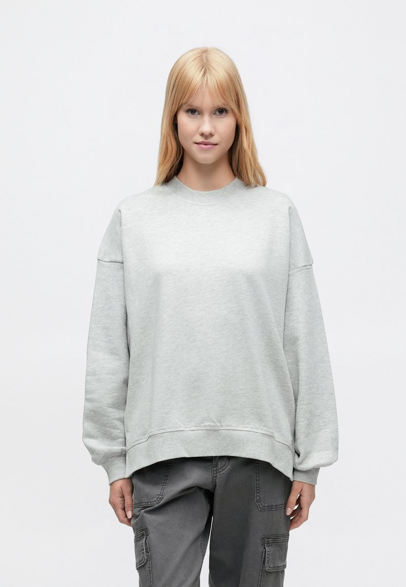 Γκρι φούτερ με στρογγυλή λαιμόκοψη, κατεβασμένους ώμους και ριμπ μανσέτες. Μαλακό, υφασμάτινο με υφή και άνετη εφαρμογή.