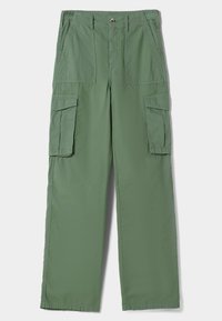 Zielone spodnie cargo wykonane z lekkiego materiału, z dwiema bocznymi kieszeniami, dwiema kieszeniami cargo oraz luźnym, prostym krojem nogawki.