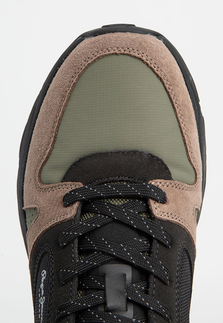 Zwarte sportieve schoen met een bovenwerk van suède in tan en olijfgroene stof, voorzien van een gestructureerd oppervlak en zwarte veters. Rubberen zool voor grip.