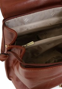 Borsa in pelle marrone con finitura testurizzata, dotata di un comparto principale con zip e numerose tasche interne; dettagli in metallo dorato visibili.