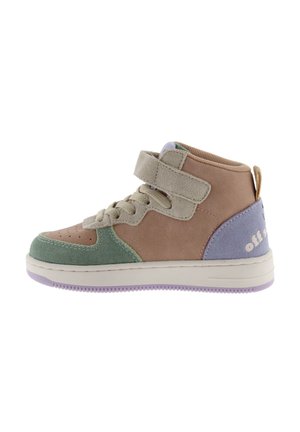 Sneaker alte in suede color beige, verde e viola, con chiusura a lacci e velcro, colletto imbottito e suola in gomma con accento viola.