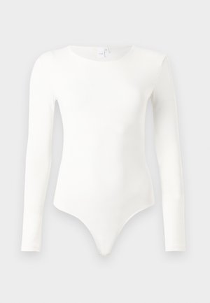 Witte langmouwen fitted bodysuit met ronde halslijn en hoge beenopeningen op een effen achtergrond.