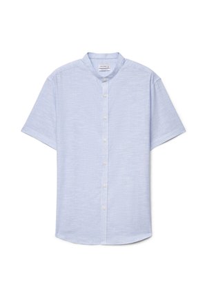 Chemise bleu clair à manches courtes, boutonnée sur le devant avec col mao et motif subtil à rayures verticales, présentée à plat sur fond blanc.
