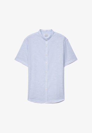 Camicia azzurro chiaro a maniche corte con colletto alla coreana e sottile motivo a righe verticali, mostrata distesa su sfondo bianco.