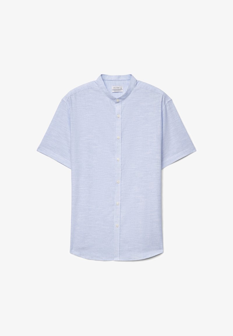 Hellblaues kurzärmeliges Hemd mit Mandarin-Kragen und dezentem vertikalem Streifenmuster, flach auf weißem Hintergrund präsentiert.