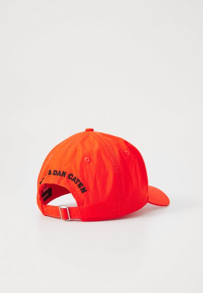Rød bomull baseballcap med justerbar stropp, med svart brodert tekst på baksiden og en buet skjerm.