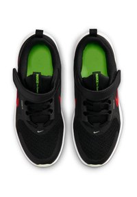 Ζευγάρι μαύρα παπούτσια για τρέξιμο Nike με κόκκινο λογότυπο, πράσινες εσωτερικές σόλες, μαύρα κορδόνια και ιμάντες με βέλκρο, απεικονιζόμενα από πάνω σε λευκό φόντο.