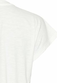 Weißes T-Shirt mit kurzen Ärmeln, glatter Textur und rundem Halsausschnitt; verfügt über weite Ärmel und eine lockere Passform.