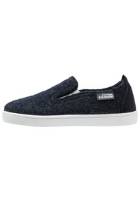 Scarpe slip-on in feltro blu navy con suola in gomma bianca. Presentano un profilo basso, punta arrotondata e un design minimalista senza lacci visibili.
