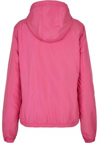 Różowa wodoodporna kurtka z kapturem, długimi rękawami i elastycznymi mankietami, widziana od tyłu.