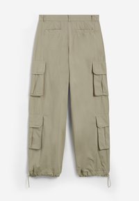 Beige cargo-bukser med flere sidelommer, elastiske manchetter og snøring. Lavet af letvægtsstof med en glat tekstur.
