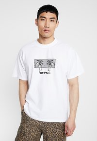 Edwin SAD - Apdrukāts T-krekls - white